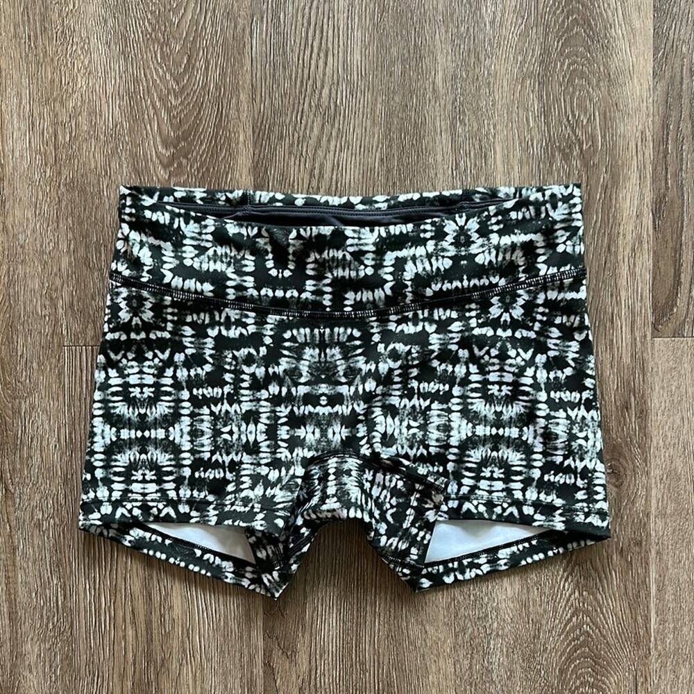 Jolyn Skyler Shorts Green & White Tye Dye Size‎ Small